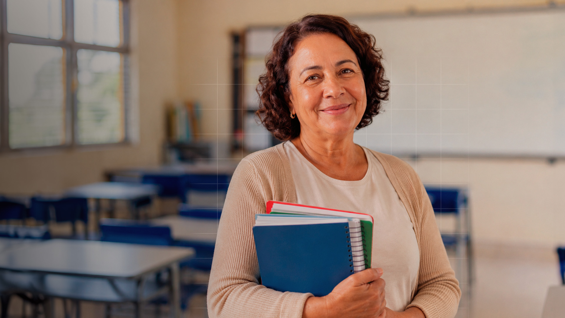 Estudante da EJA sorrindo com cadernos em sala de aula